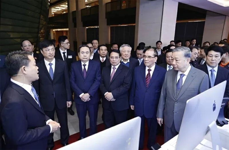 Tổng Bí thư Tô Lâm cùng các lãnh đạo Đảng, Nhà nước tham quan trưng bày sản phẩm khoa học công nghệ. – Nguồn: Internet Tổng Bí thư Tô Lâm cùng các lãnh đạo Đảng, Nhà nước tham quan trưng bày sản phẩm khoa học công nghệ. – Nguồn: Internet