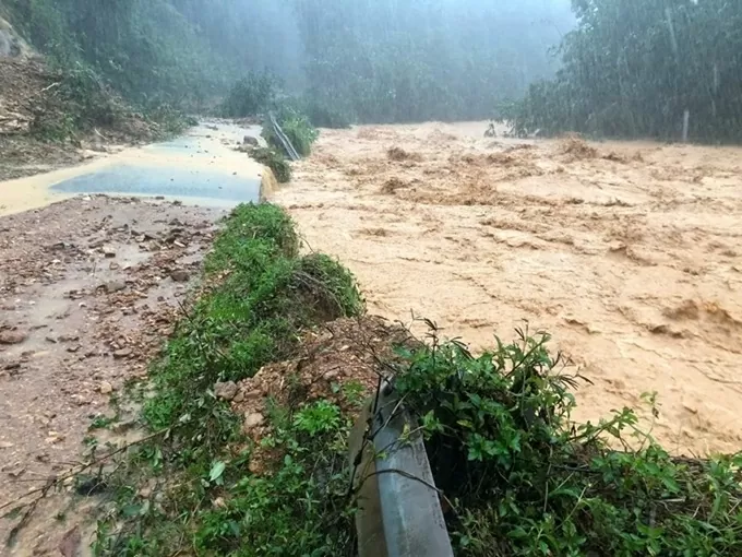 Huế: Lũ xuống dần, tăng cường phòng, tránh tai nạn thương tích đuối nước