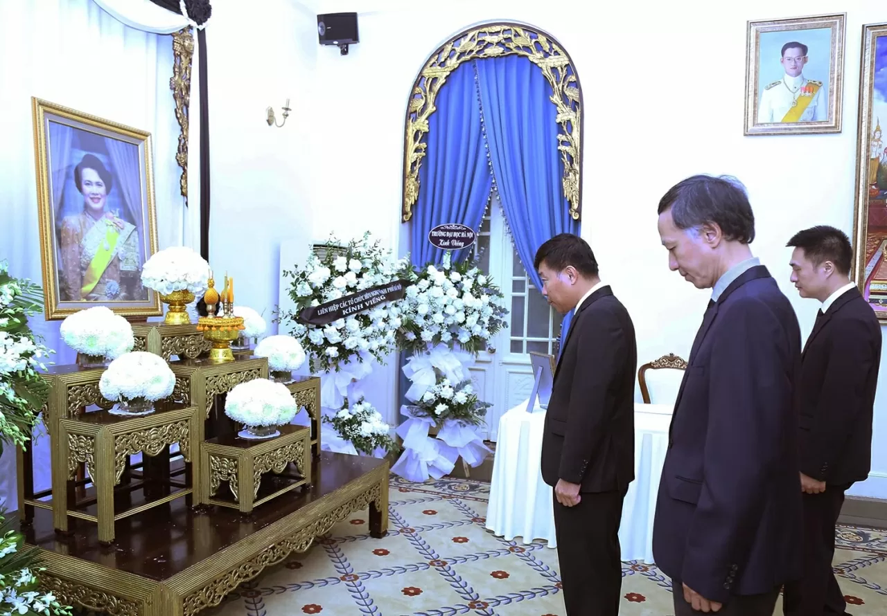 Thứ trưởng Nguyễn Mạnh Cường viếng và ghi sổ tang tưởng niệm Hoàng Thái hậu Vương quốc Thái Lan Sirikit
