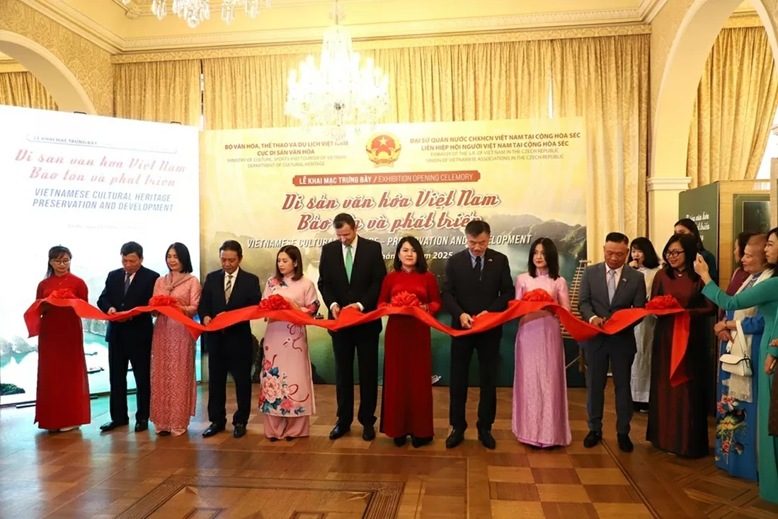 Triển lãm Di sản văn hóa Việt Nam - Bảo tồn và phát triển: Hơi thở Việt giữa lòng châu Âu Triển lãm Di sản văn hóa Việt Nam - Bảo tồn và phát triển: Hơi thở Việt giữa lòng châu Âu
