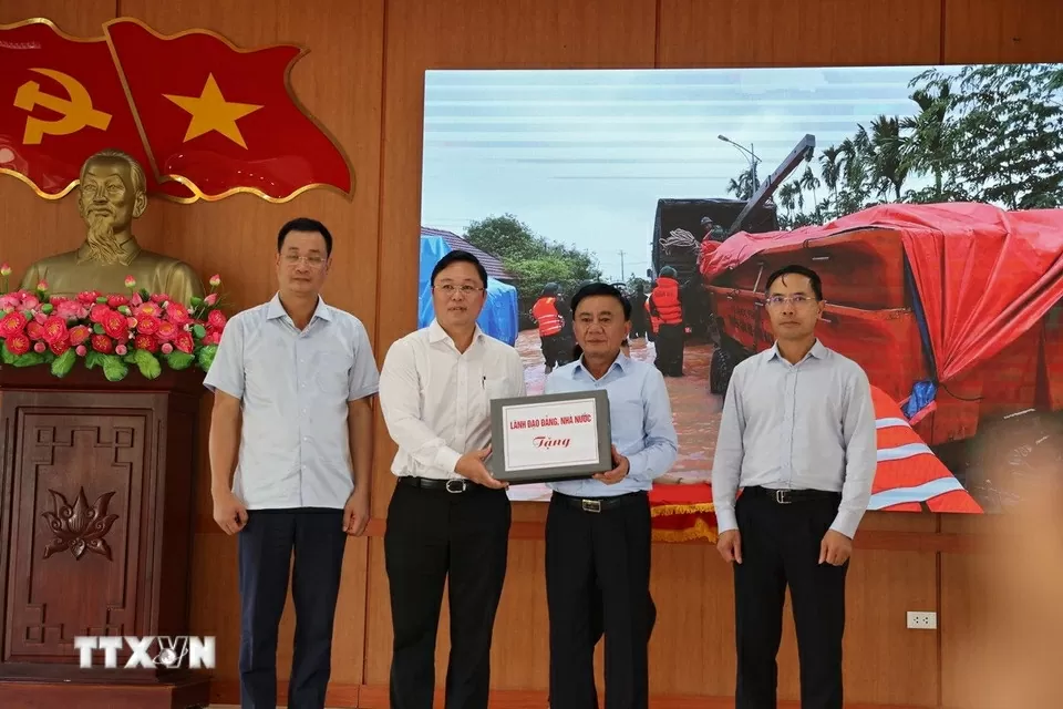 Thường trực Ban Bí thư Trần Cẩm Tú: Không để người dân bị thiếu thốn, cô lập trong thiên tai Thường trực Ban Bí thư Trần Cẩm Tú: Không để người dân bị thiếu thốn, cô lập trong thiên tai