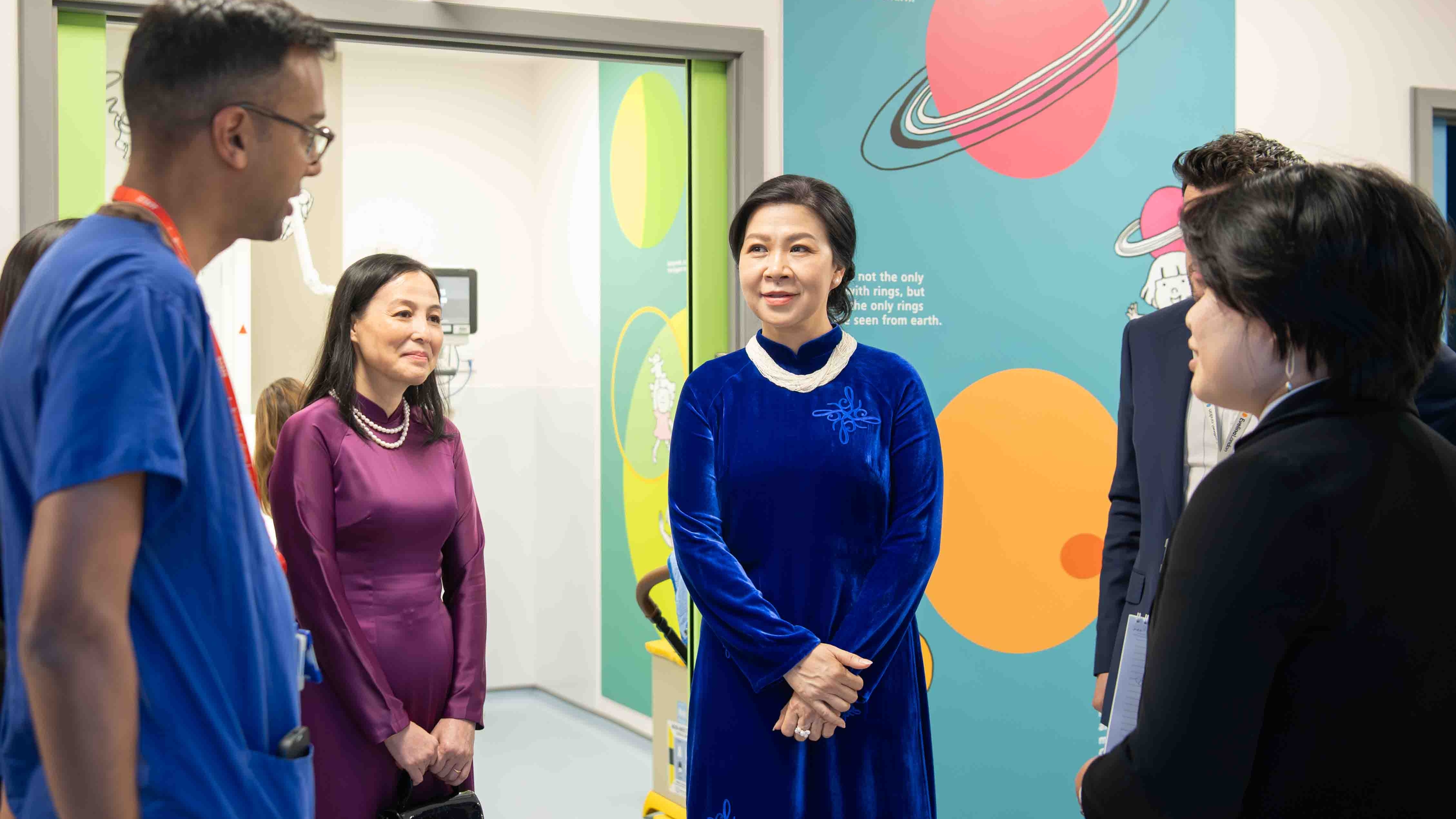 Phu nhân Tổng Bí thư Tô Lâm thăm Bệnh viện Nhi Evelina London
