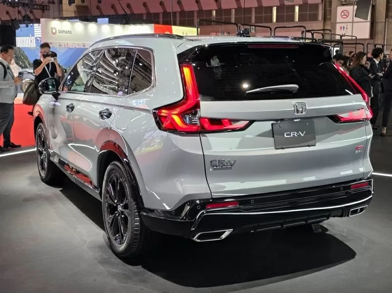 Cụm đèn hậu LED hình chữ “L” nằm ngang và ống xả đôi đối xứng, mang lại cảm giác cân đối, khỏe khoắn và đậm chất thể thao. Cụm đèn hậu LED hình chữ “L” nằm ngang và ống xả đôi đối xứng, mang lại cảm giác cân đối, khỏe khoắn và đậm chất thể thao.