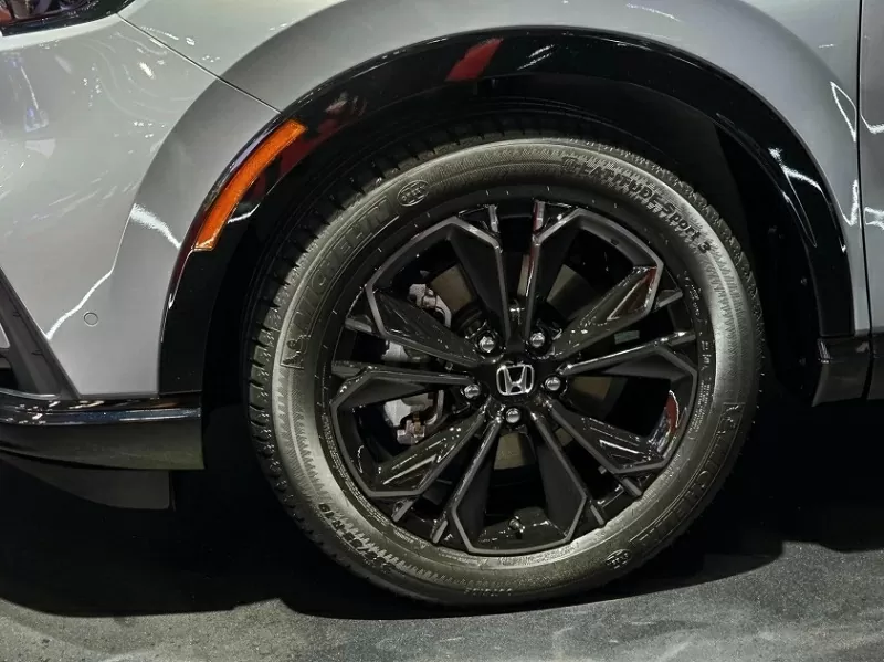 Bộ mâm hợp kim 19 inch thiết kế nan mới góp phần tăng vẻ cá tính cho CR-V e:HEV RS Black Edition.