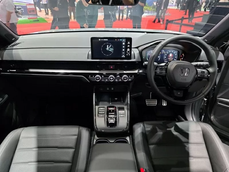 Khoang cabin của CR-V e:HEV RS Black Edition tiếp tục theo đuổi triết lý thiết kế “mượt mà nhưng tiện nghi”. Khoang cabin của CR-V e:HEV RS Black Edition tiếp tục theo đuổi triết lý thiết kế “mượt mà nhưng tiện nghi”.
