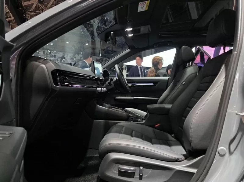 Honda CR-V e:HEV RS Black Edition nâng cấp ghế trước với tính năng làm mát, mang lại trải nghiệm thoải mái hơn.