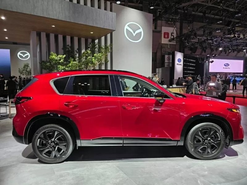 Hai bên thân xe CX-5 thế hệ mới gây ấn tượng với những đường gân dập nổi dứt khoát, kết hợp cùng ốp hông và viền hốc bánh xe màu đen.