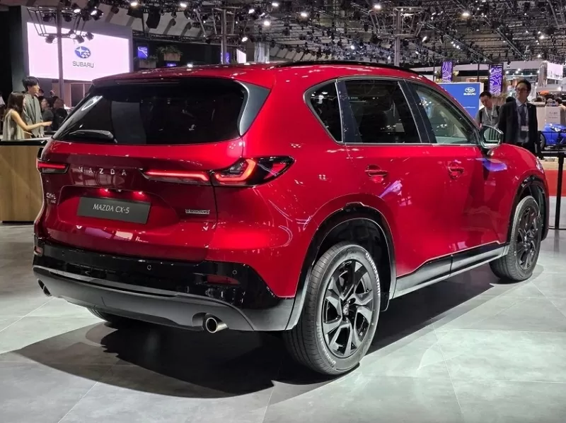 Phần đuôi của Mazda CX-5 mới mang nhiều cảm hứng từ đàn anh CX-80, thể hiện rõ qua cụm đèn hậu mảnh mai kéo dài ngang thân.