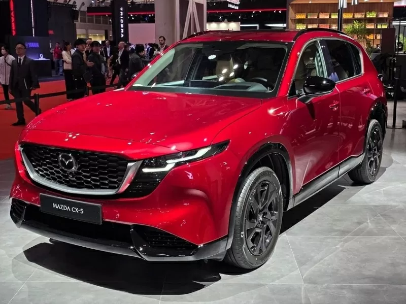 Chiếc Mazda CX-5 thế hệ mới được trưng bày thuộc phiên bản tiêu chuẩn dành cho thị trường châu Âu.