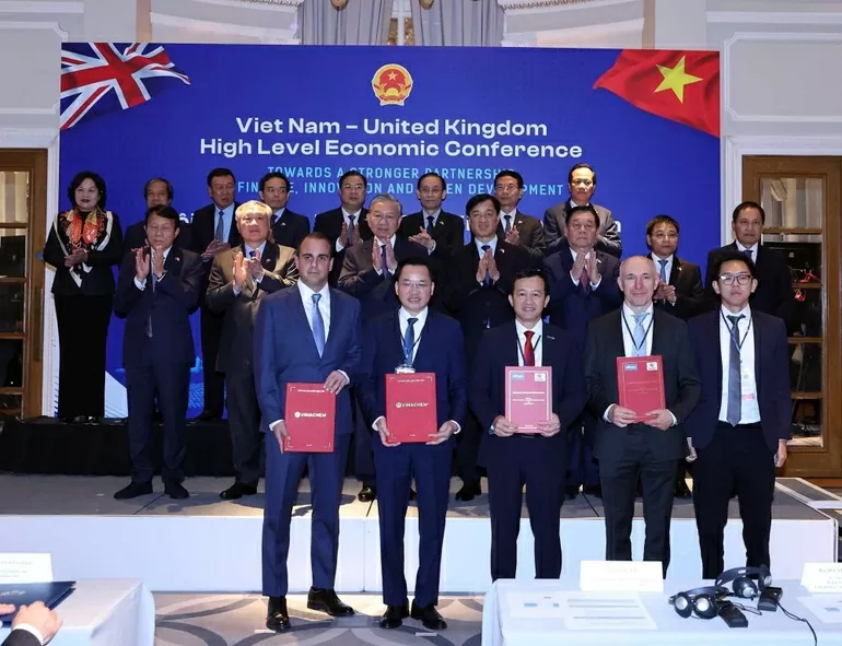 Tổng Bí thư Tô Lâm chứng kiến Lễ trao thỏa thuận hợp tác Việt Nam-Anh. Trong khuôn khổ chuyến thăm chính thức Liên hiệp Vương quốc Anh và Bắc Ireland, Tổng Bí thư Tô Lâm và Đoàn đại biểu cấp cao Việt Nam đã chứng kiến Lễ trao thỏa thuận hợp tác của các bộ