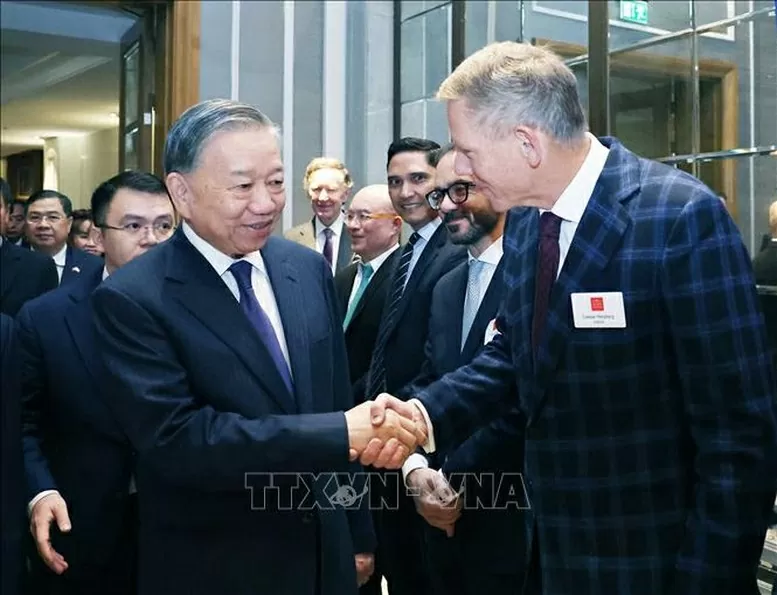 Tổng Bí thư Tô Lâm với các đại biểu tham dự Tọa đàm doanh nghiệp Việt Nam - Anh quốc - Ảnh: TTXVN