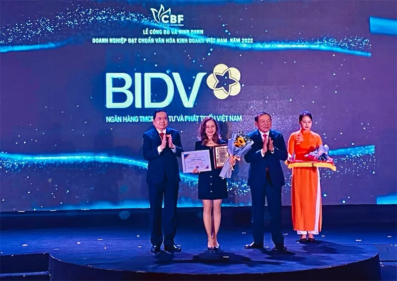 Phó Chủ tịch thường trực Quốc hội Trần Thanh Mẫn (nay là Chủ tịch Quốc hội) và Bộ trưởng Bộ VHTT&DL Nguyễn Văn Hùng trao biểu trưng và giấy chứng nhận “Doanh nghiệp đạt chuẩn văn hóa kinh doanh Việt Nam năm 2022” cho đại diện BIDV