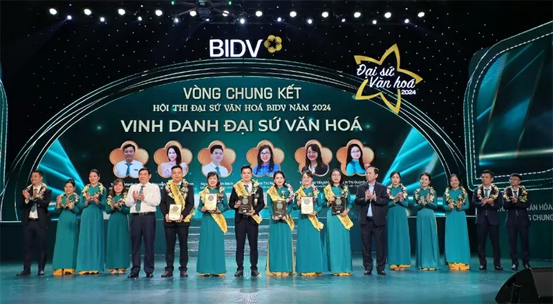 Phó Thống đốc NHNN Đào Minh Tú và Bí thư Đảng ủy, Chủ tịch HĐQT BIDV Phan Đức Tú trao giải cho các thí sinh đạt danh hiệu Đại sứ Văn hóa BIDV năm 2024