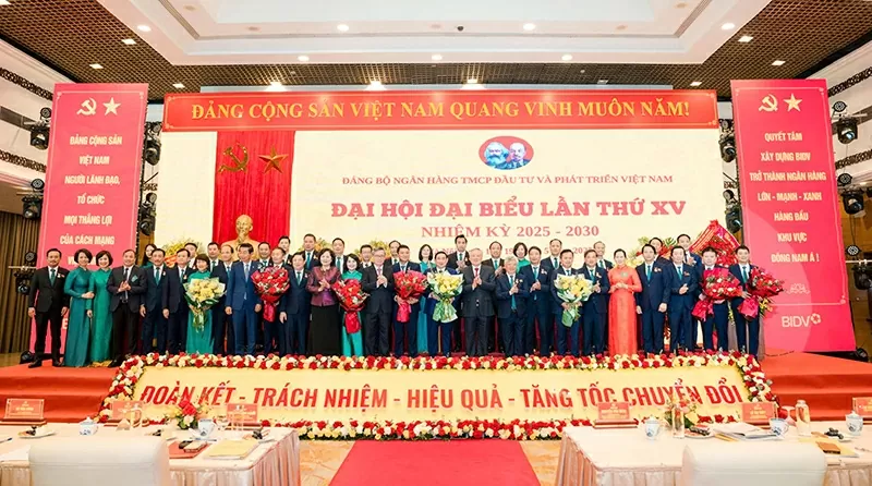 Ra mắt Ban chấp hành Đại hội Đại biểu Đảng bộ Ngân hàng TMCP Đầu tư và Phát triển Việt Nam lần thứ XV nhiệm kỳ 2025-2030.