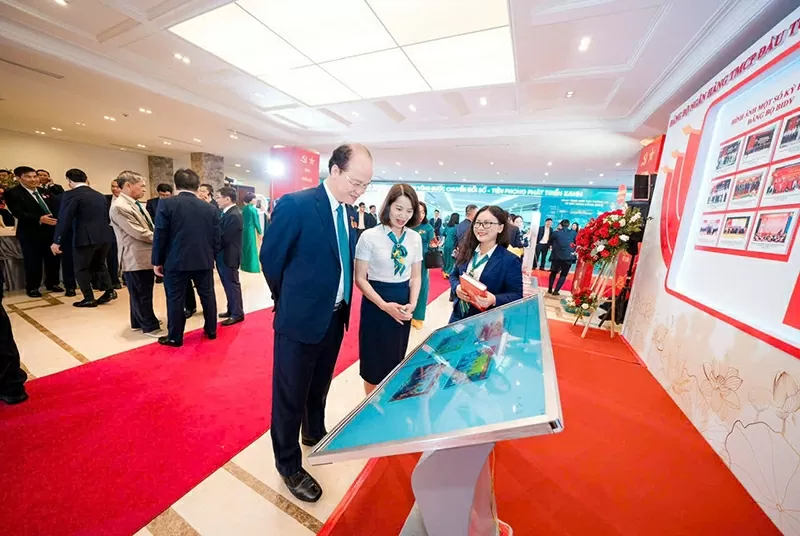 Cán bộ, đảng viên BIDV tìm hiểu “Lịch sử Đảng bộ BIDV 1957–2025” trên nền tảng số – lan tỏa giá trị truyền thống, khơi dậy niềm tự hào và ý chí đổi mới.