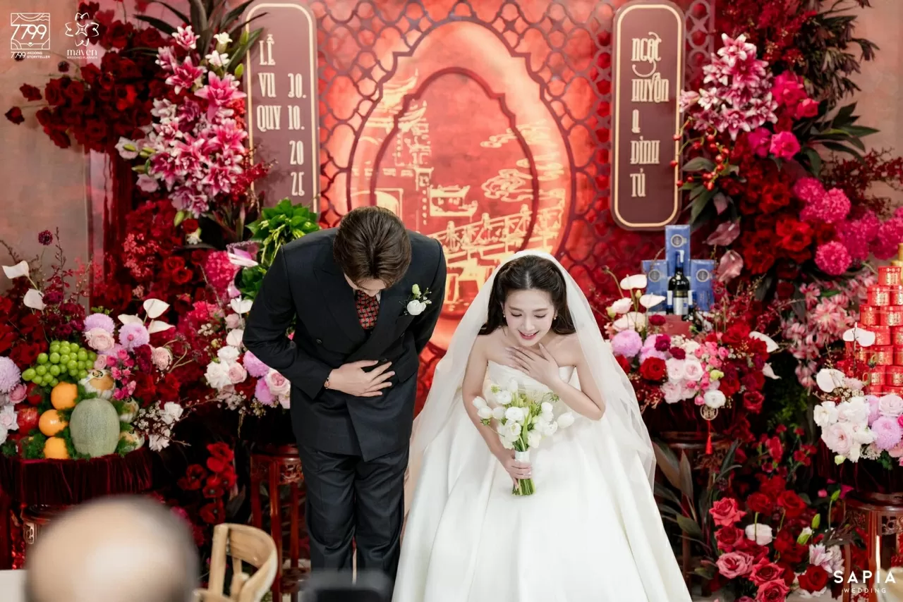 Diễn viên Ngọc Huyền xinh đẹp, rạng rỡ trong lễ ăn hỏi với Đình Tú