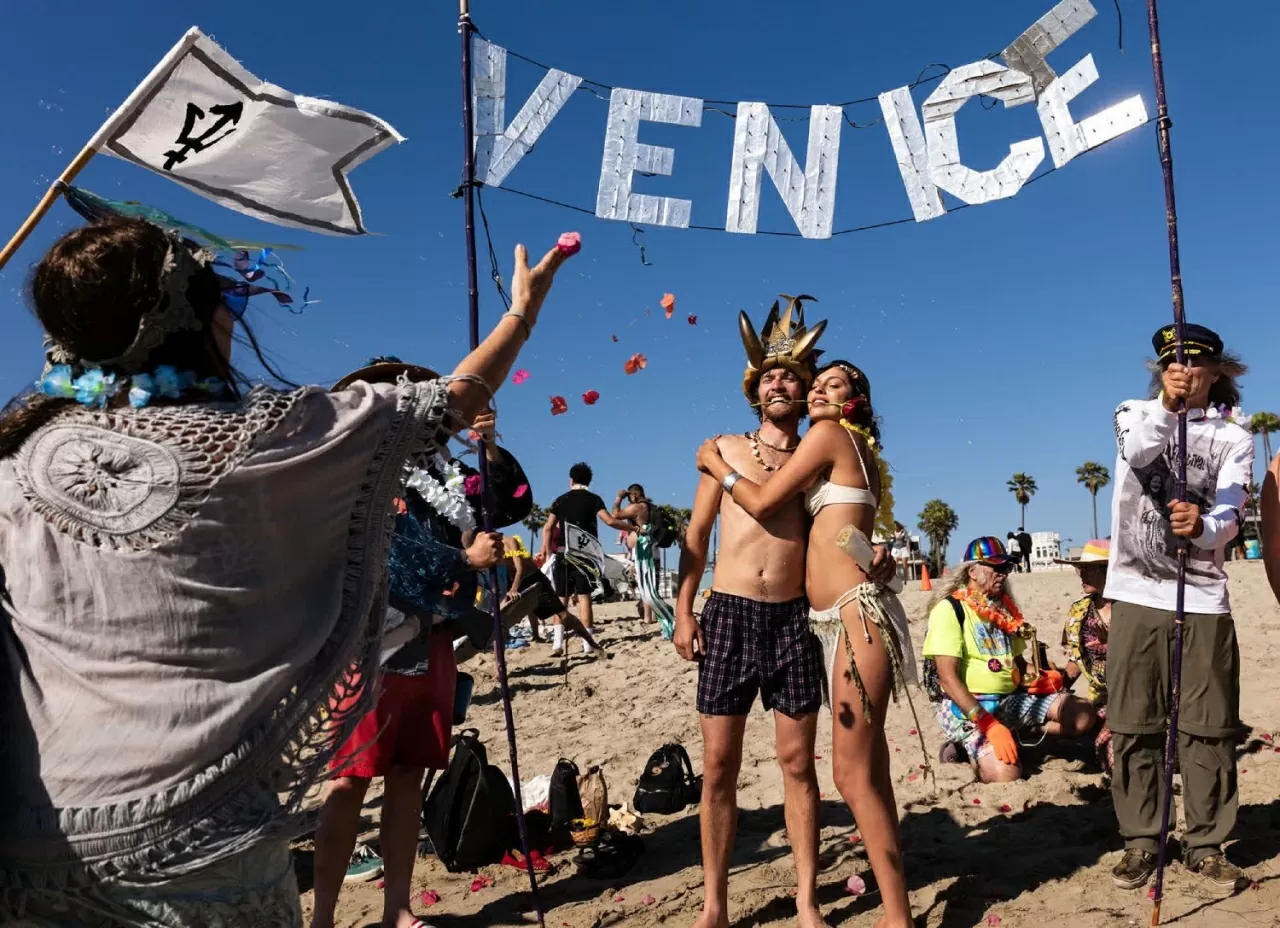 Tận hưởng sự phóng khoáng, tự do, mang đậm phong cách bohemian nơi bãi biển Venice của nước Mỹ