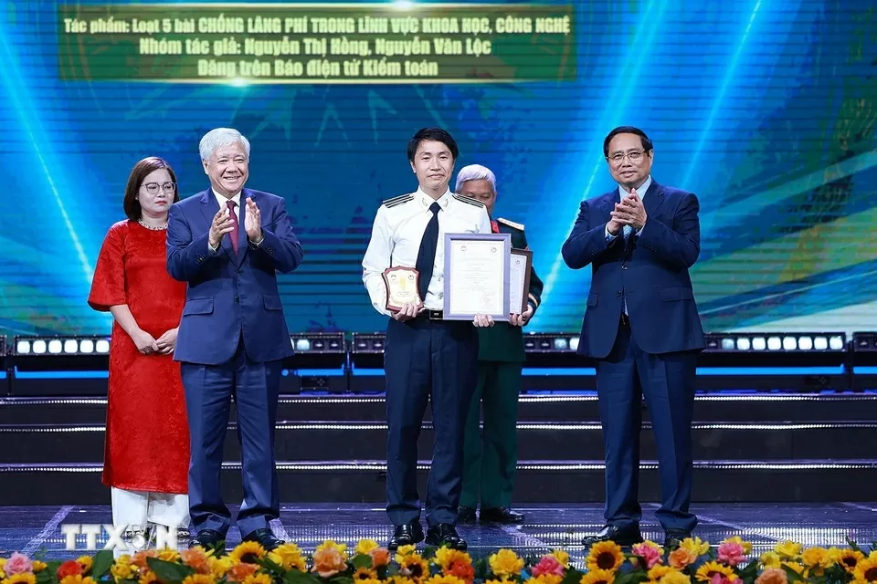 Thủ tướng Phạm Minh Chính dự lễ trao giải báo chí toàn quốc phòng, chống tham nhũng, lãng phí, tiêu cực