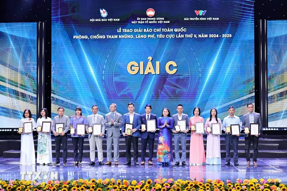 Thủ tướng Phạm Minh Chính dự lễ trao giải báo chí toàn quốc phòng, chống tham nhũng, lãng phí, tiêu cực Thủ tướng Phạm Minh Chính dự lễ trao giải báo chí toàn quốc phòng, chống tham nhũng, lãng phí, tiêu cực