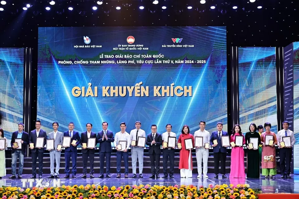 Thủ tướng Phạm Minh Chính dự lễ trao giải báo chí toàn quốc phòng, chống tham nhũng, lãng phí, tiêu cực Thủ tướng Phạm Minh Chính dự lễ trao giải báo chí toàn quốc phòng, chống tham nhũng, lãng phí, tiêu cực