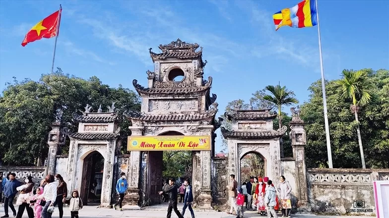 Với bề dày lịch sử, kiến trúc đẹp cùng hệ thống các pho tượng cổ độc đáo, chùa Chuông - Phố Hiến đã trở thành điểm tham quan và du lịch tâm linh hấp dẫn.