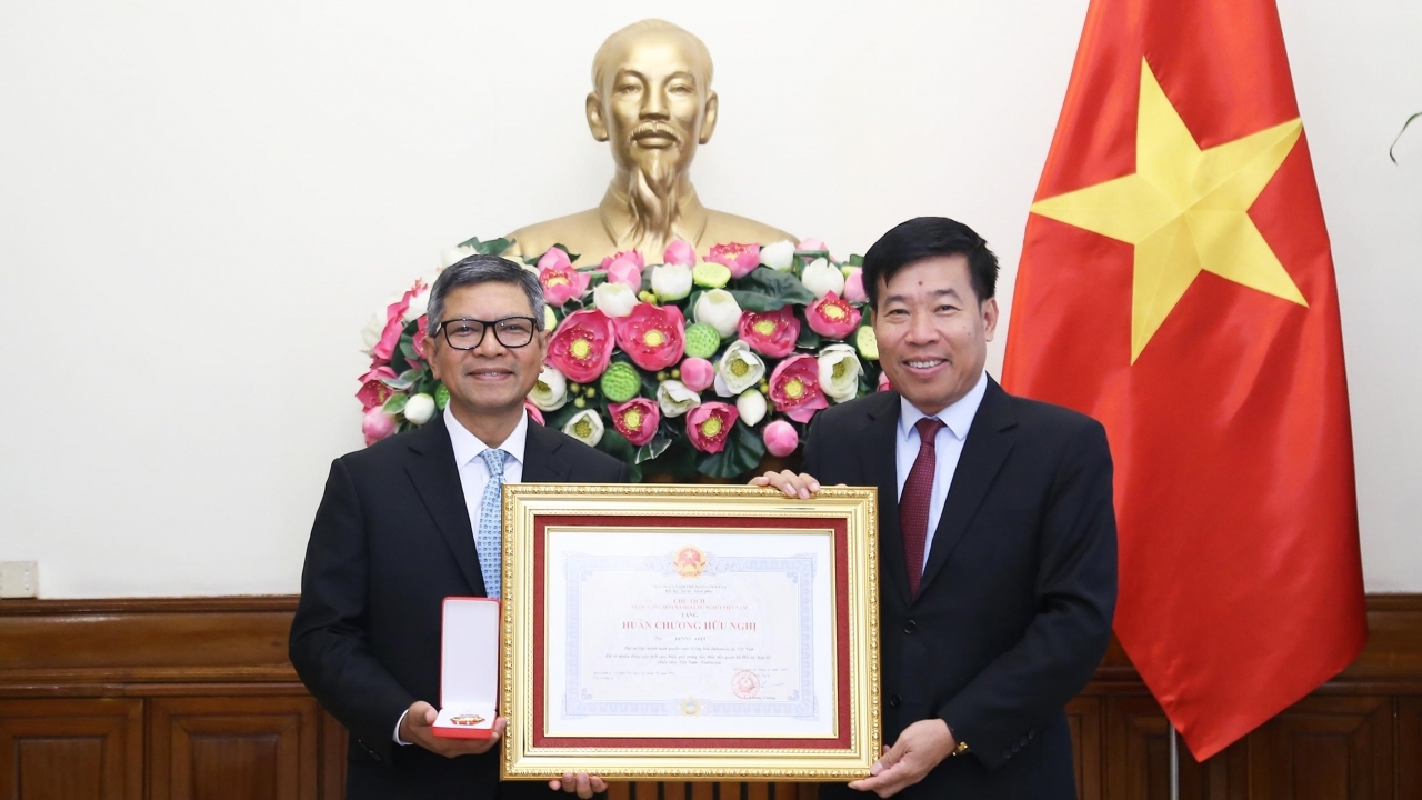 Trao Huân chương Hữu nghị tặng Đại sứ Indonesia Denny Abdi