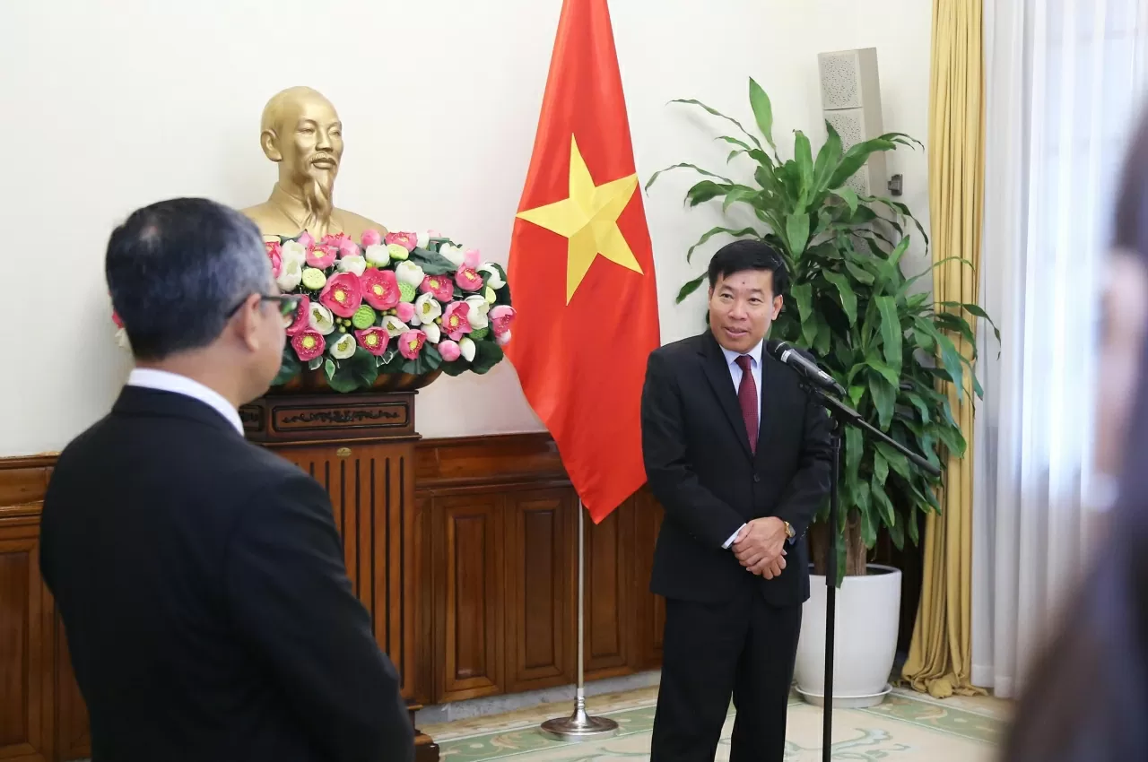 Thứ trưởng Nguyễn Mạnh Cường đánh giá cao những đóng góp của Đại sứ Denny Abdi trong nhiệm kỳ của mình. (Ảnh: Thành Long) Thứ trưởng Nguyễn Mạnh Cường đánh giá cao những đóng góp của Đại sứ Denny Abdi trong nhiệm kỳ của mình. (Ảnh: Thành Long)