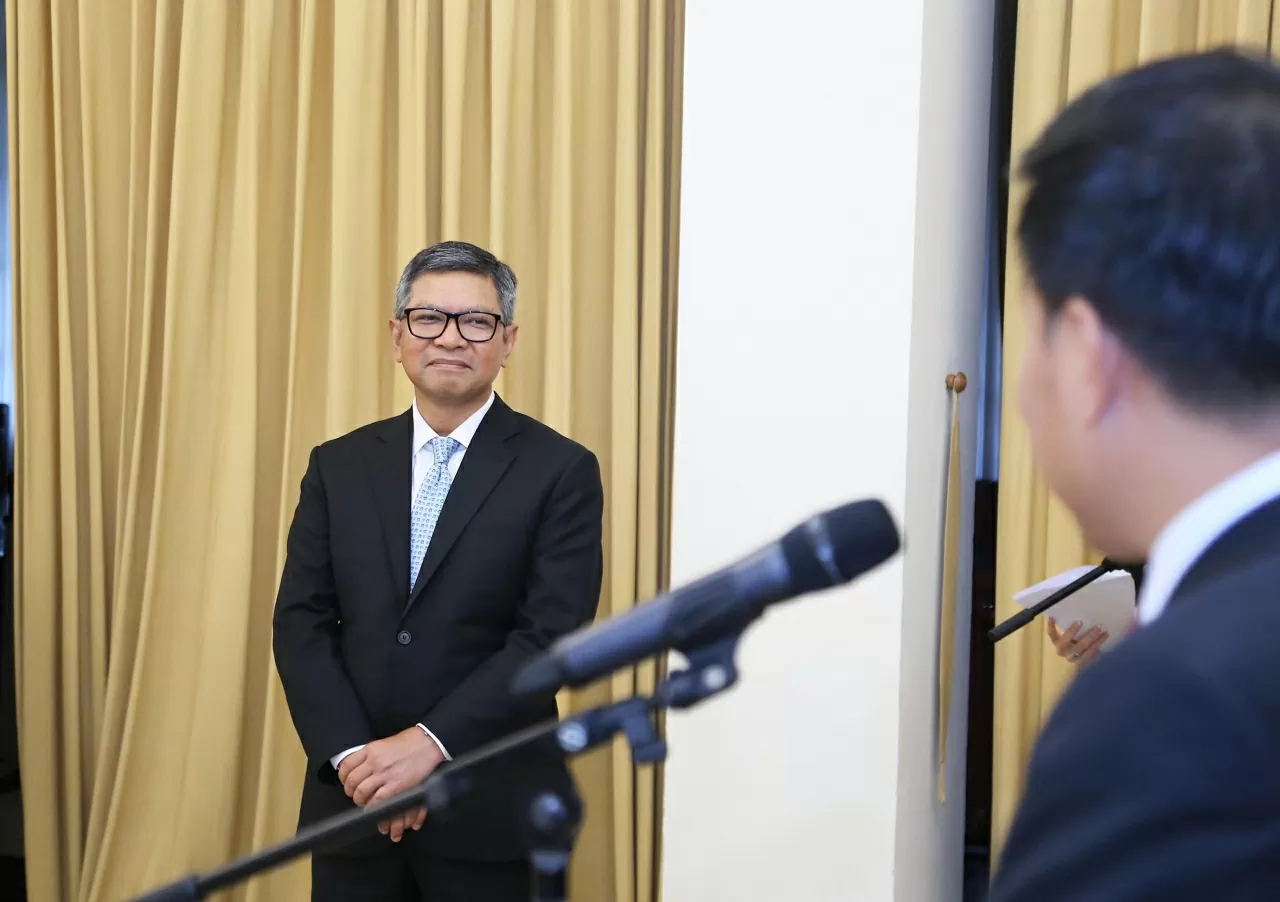 Đại sứ Denny Abdi bài tỏ vinh dự khi được đón nhận Huân chương Hữu nghị. (Ảnh: Thành Long) Đại sứ Denny Abdi bài tỏ vinh dự khi được đón nhận Huân chương Hữu nghị. (Ảnh: Thành Long)