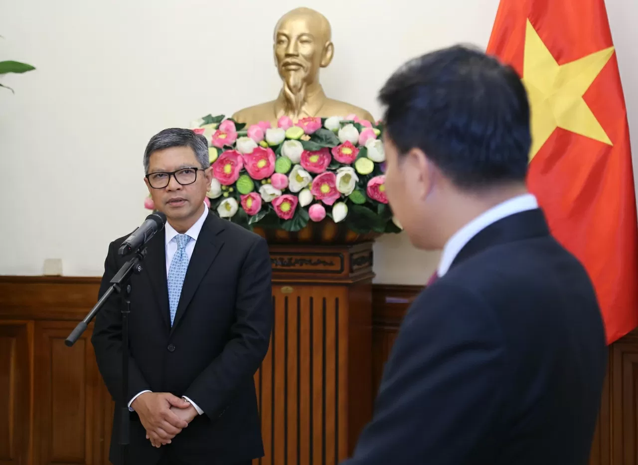 Đại sứ Denny Abdi gửi lời cảm ơn tới Chủ tịch nước Lương Cường. (Ảnh: Thành Long) Đại sứ Denny Abdi gửi lời cảm ơn tới Chủ tịch nước Lương Cường. (Ảnh: Thành Long)