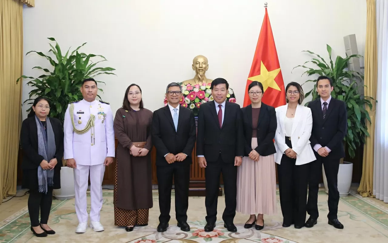 Thứ trưởng Nguyễn Mạnh Cường và Đại sứ Denny Abdi chụp bức ảnh tập thể cùng nhân viên Đại sứ quán. (Ảnh: Thành Long)