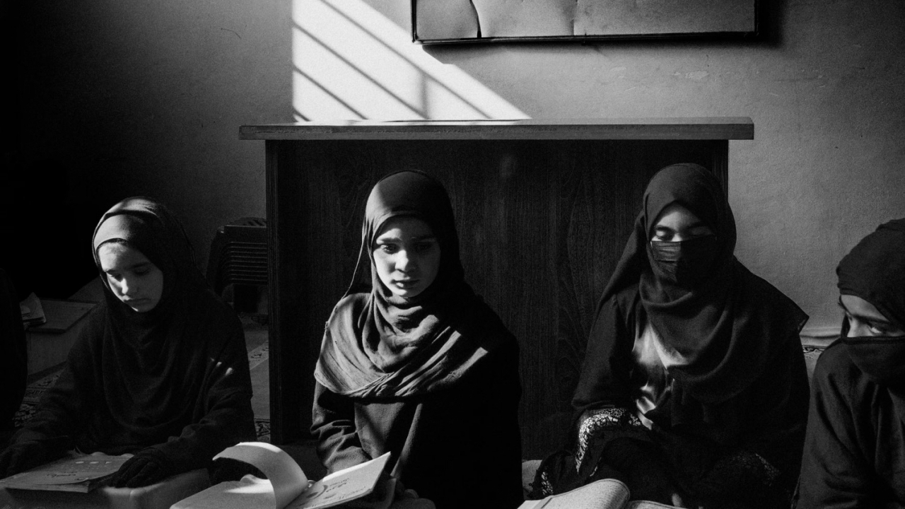 Cuộc sống thường nhật của người Afghanistan qua những gam màu trắng đen