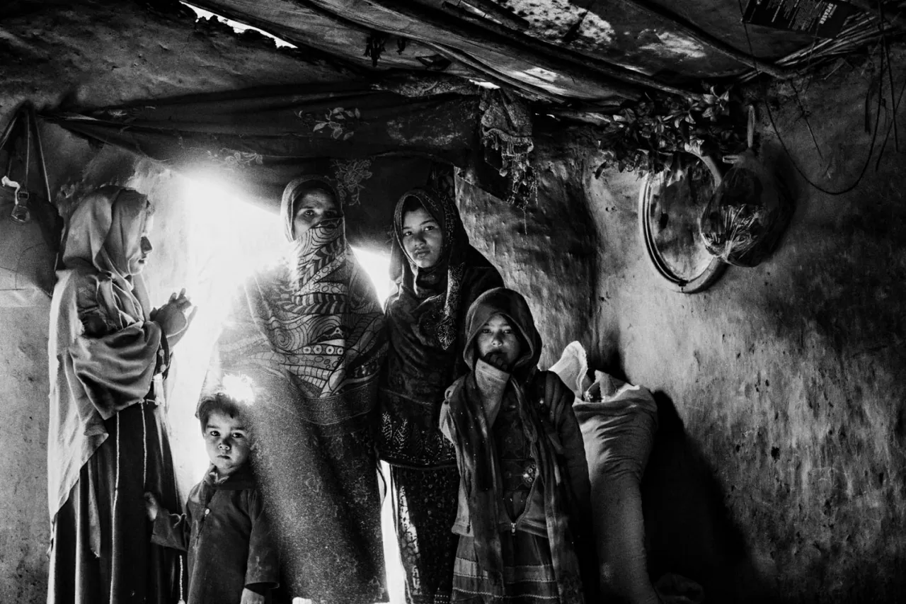 Cuộc sống thường nhật của người Afghanistan qua những gam màu trắng đen