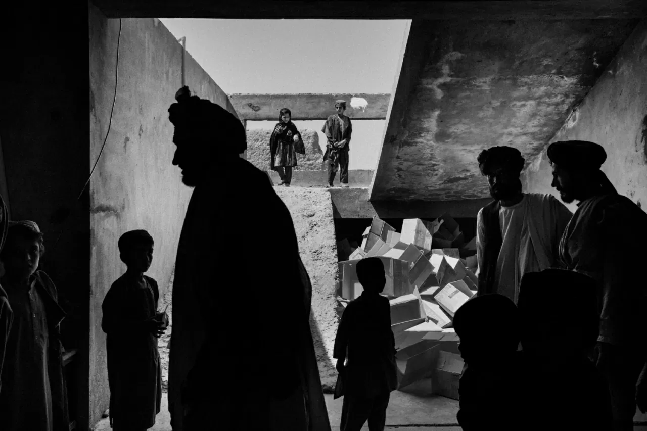 Cuộc sống thường nhật của người Afghanistan qua những gam màu trắng đen