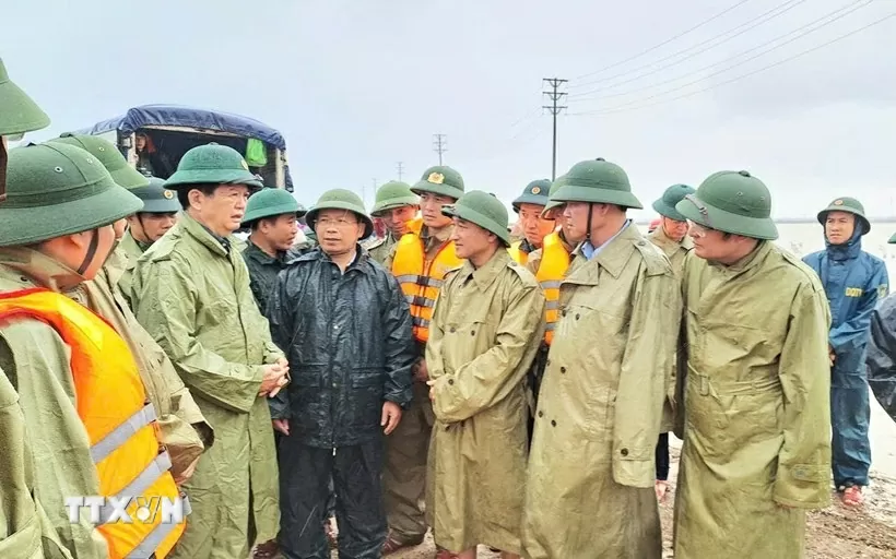Phó Thủ tướng Mai Văn Chính thăm hỏi người dân Hà Tĩnh đang di dời, động viên lực lượng tuyến đầu tham gia phòng, chống mưa lũ, sơ tán Phó Thủ tướng Mai Văn Chính thăm hỏi người dân Hà Tĩnh đang di dời, động viên lực lượng tuyến đầu tham gia phòng, chống mưa lũ, sơ tán