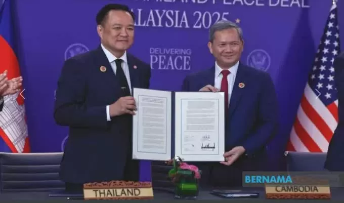 Thủ tướng Thái Lan và Thủ tướng Campuchia ký tuyên bố chung về thỏa thuận hòa bình. (Nguồn: Bernama)