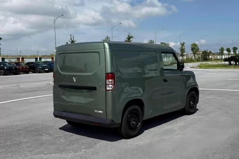 Cụm đèn hậu được thiết kế lại với hai ô đèn trắng lớn, thay cho dải LED mảnh trước đây.