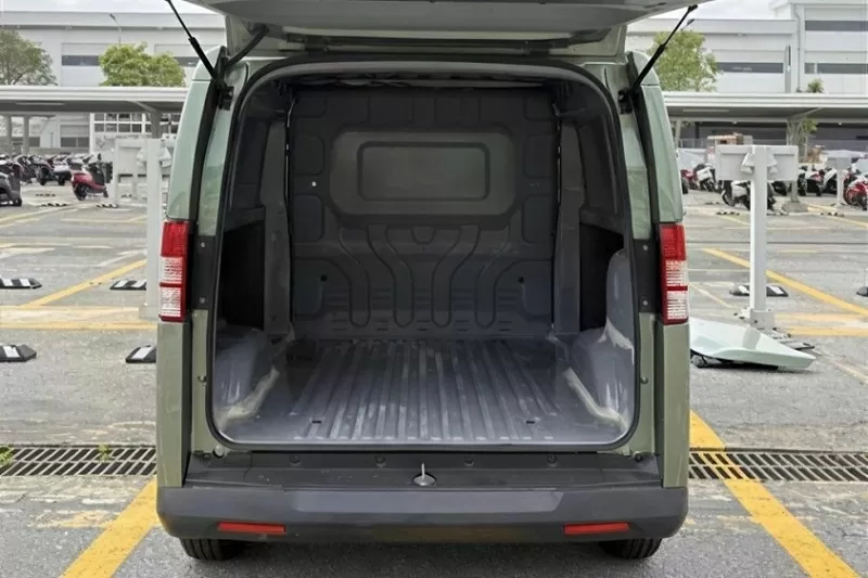 Khoang hàng rộng rãi 2.600 lít, khả năng chịu tải khoảng 600 kg, đáp ứng nhu cầu vận chuyển hàng hóa trong đô thị.