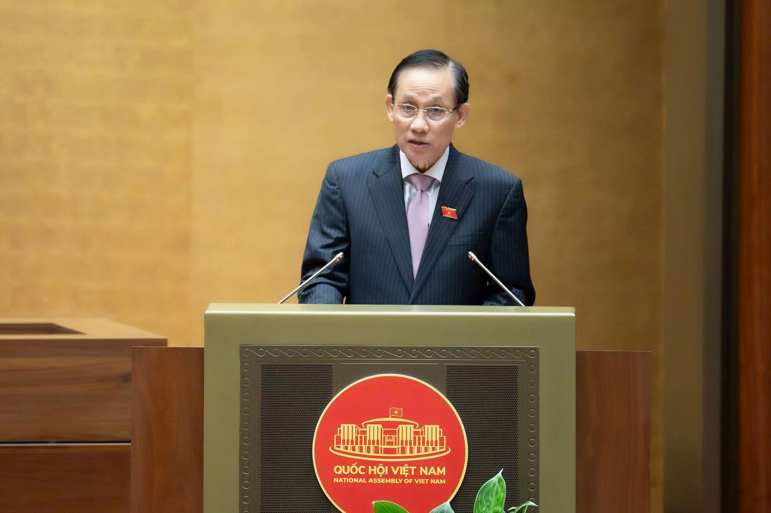 Bí thư Trung ương Đảng, Bộ trưởng Ngoại giao Lê Hoài Trung báo cáo Quốc hội về dự án Luật sửa đổi, bổ sung một số điều của Luật Điều ước quốc tế