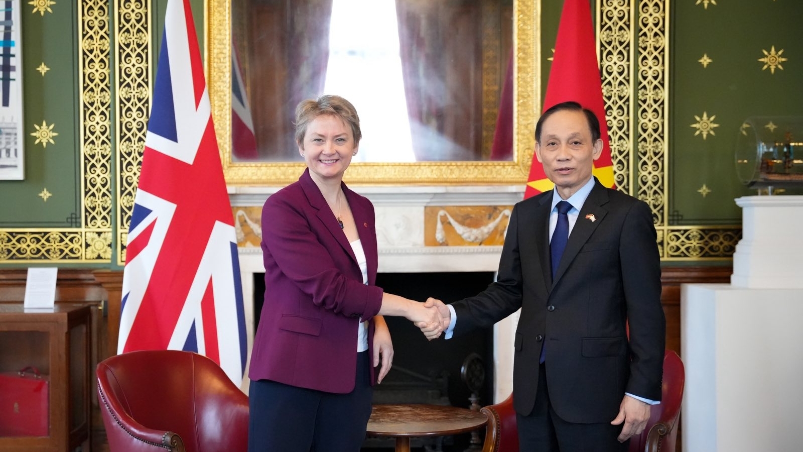 Bộ trưởng Bộ Ngoại giao Lê Hoài Trung gặp người đồng nhiệm Anh Yvette Cooper