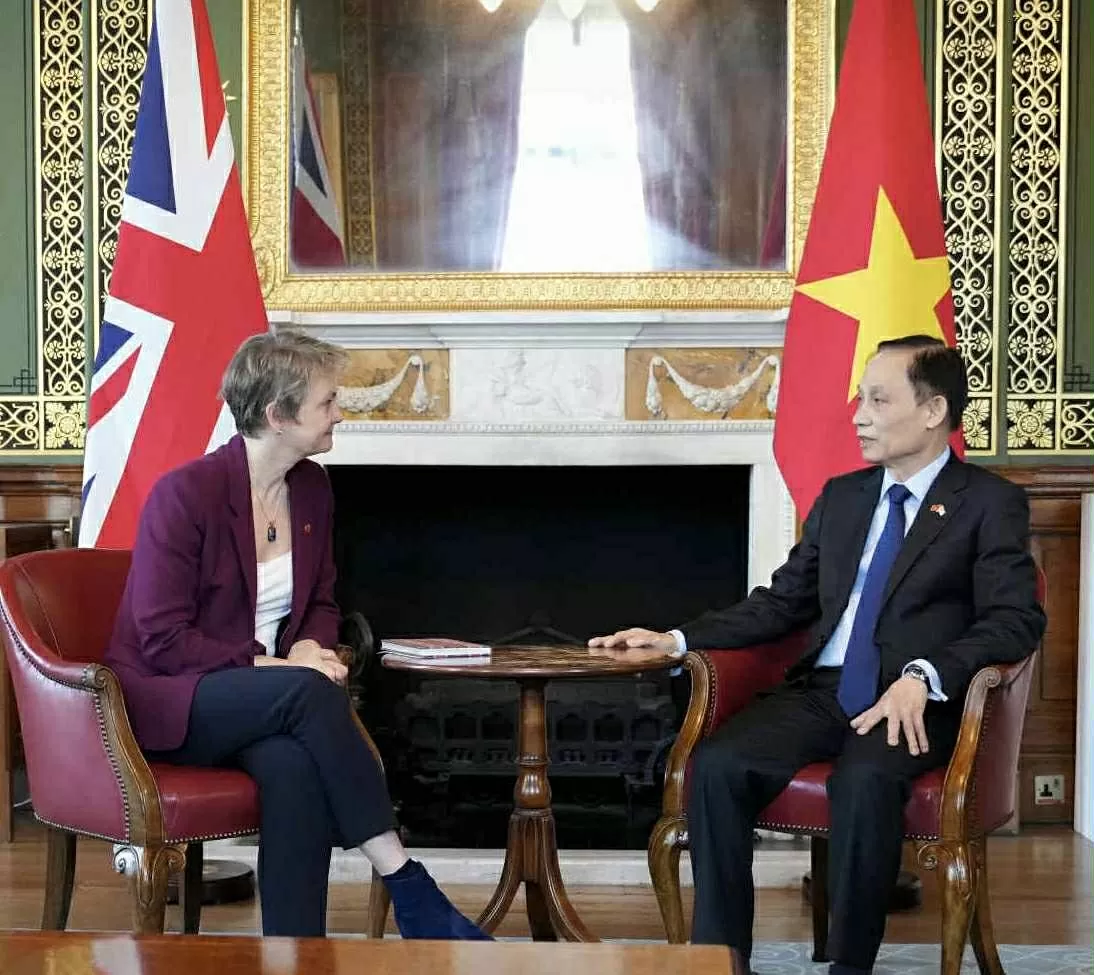 ộ trưởng Bộ Ngoại giao Lê Hoài Trung gặp Ngoại trưởng Anh Yvette Cooper