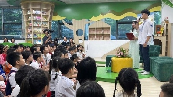 Lan tỏa văn hóa đọc cho học sinh qua tập thơ song ngữ 'Cây bút đỏ'