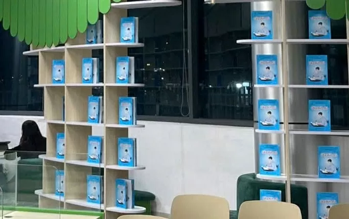 Lan tỏa văn hóa đọc cho học sinh qua tập thơ song ngữ 'Cây bút đỏ'