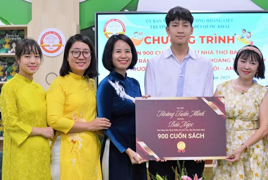 Lan tỏa văn hóa đọc cho học sinh qua tập thơ song ngữ 'Cây bút đỏ'