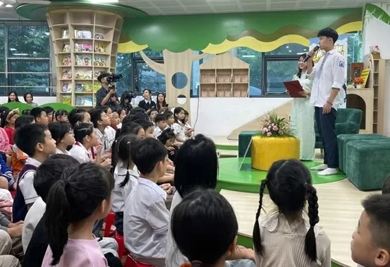 Lan tỏa văn hóa đọc cho học sinh qua tập thơ song ngữ 'Cây bút đỏ' Lan tỏa văn hóa đọc cho học sinh qua tập thơ song ngữ 'Cây bút đỏ'