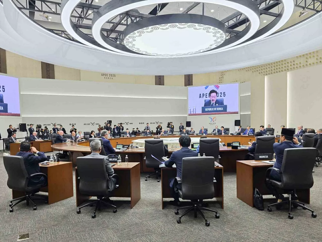 Chủ tịch nước Lương Cường dự Phiên 2 Hội nghị Cấp cao APEC lần thứ 32