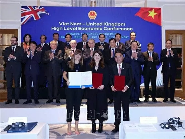 Lễ trao Văn kiện hợp tác được diễn ra tại Hội nghị Kinh tế cấp cao Việt Nam – Anh có sự chứng kiến của Tổng bí thư Tô Lâm. Lễ trao Văn kiện hợp tác được diễn ra tại Hội nghị Kinh tế cấp cao Việt Nam – Anh có sự chứng kiến của Tổng bí thư Tô Lâm.