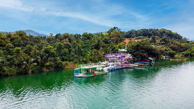 Khám phá hồ nước nhân tạo đẹp như tranh ở cao nguyên Lâm Đồng