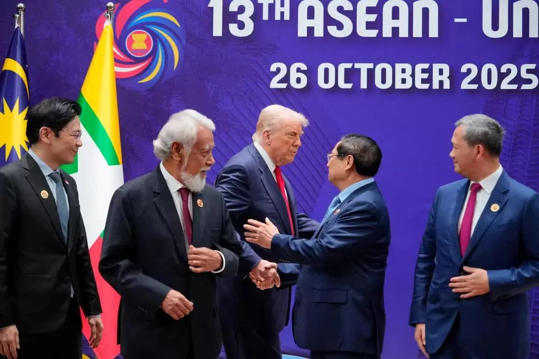 Tổng thống Hoa Kỳ Donald Trump bắt tay Thủ tướng Việt Nam Phạm Minh Chính trong khi Thủ tướng Đông Timor Kay Rala Xanana Gusmao và Thủ tướng Singapore Lawrence Wong theo dõi tại Hội nghị thượng đỉnh ASEAN ở Kuala Lumpur, Malaysia, ngày 26 tháng 10 năm 2025. Vincent Thian/Pool qua REUTERS Tổng thống Hoa Kỳ Donald Trump bắt tay Thủ tướng Việt Nam Phạm Minh Chính trong khi Thủ tướng Đông Timor Kay Rala Xanana Gusmao và Thủ tướng Singapore Lawrence Wong theo dõi tại Hội nghị thượng đỉnh ASEAN ở Kuala Lumpur, Malaysia, ngày 26 tháng 10 năm 2025. Vincent Thian/Pool qua REUTERS