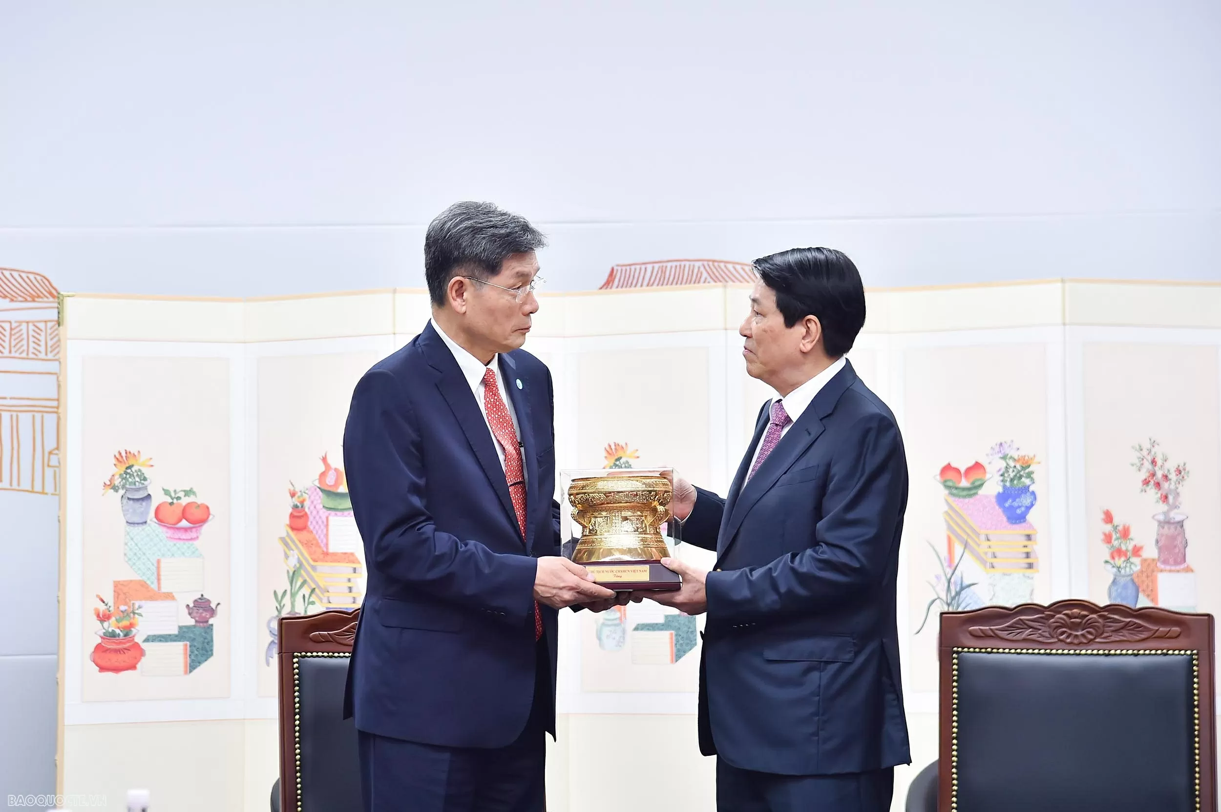 Chủ tịch nước Lương Cường tiếp Chủ tịch Quỹ Giao lưu Quốc tế Hàn Quốc, chứng kiến trao văn kiện hợp tác văn hóa