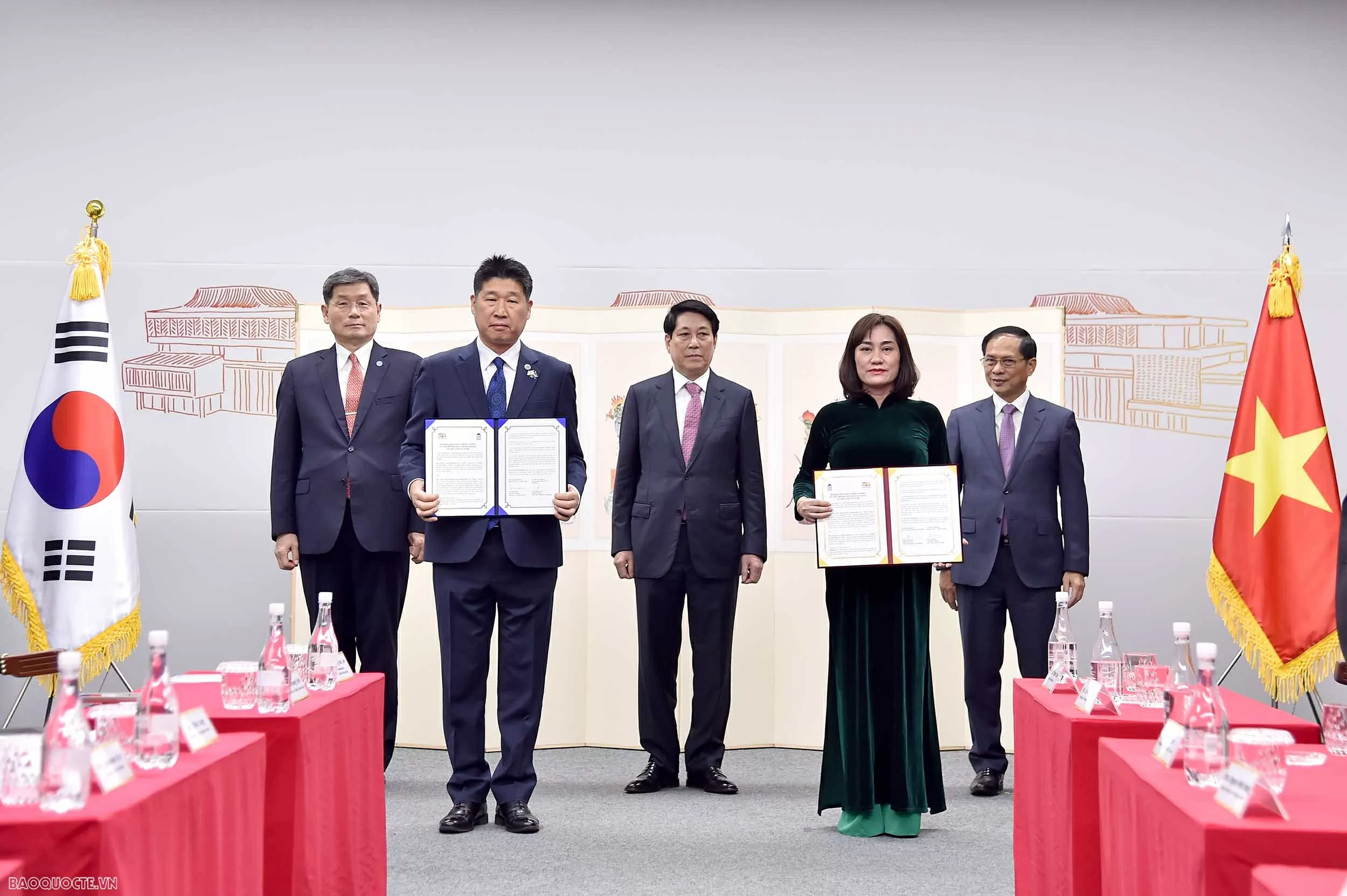 Chủ tịch nước Lương Cường tiếp Chủ tịch Quỹ Giao lưu Quốc tế Hàn Quốc, chứng kiến trao văn kiện hợp tác văn hóa Chủ tịch nước Lương Cường tiếp Chủ tịch Quỹ Giao lưu Quốc tế Hàn Quốc, chứng kiến trao văn kiện hợp tác văn hóa